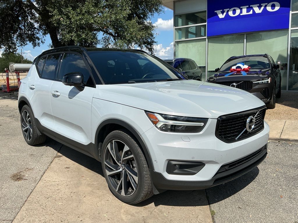 2021 VOLVO XC40