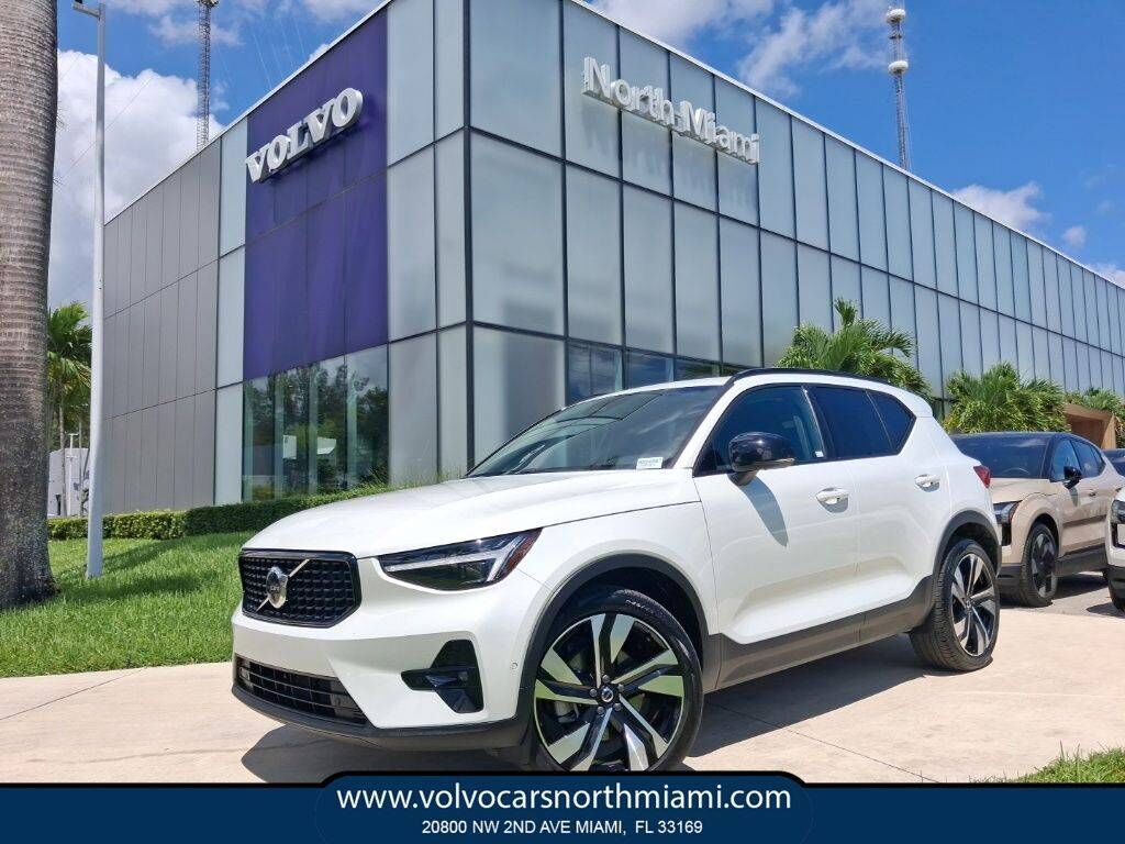 2025 VOLVO XC40