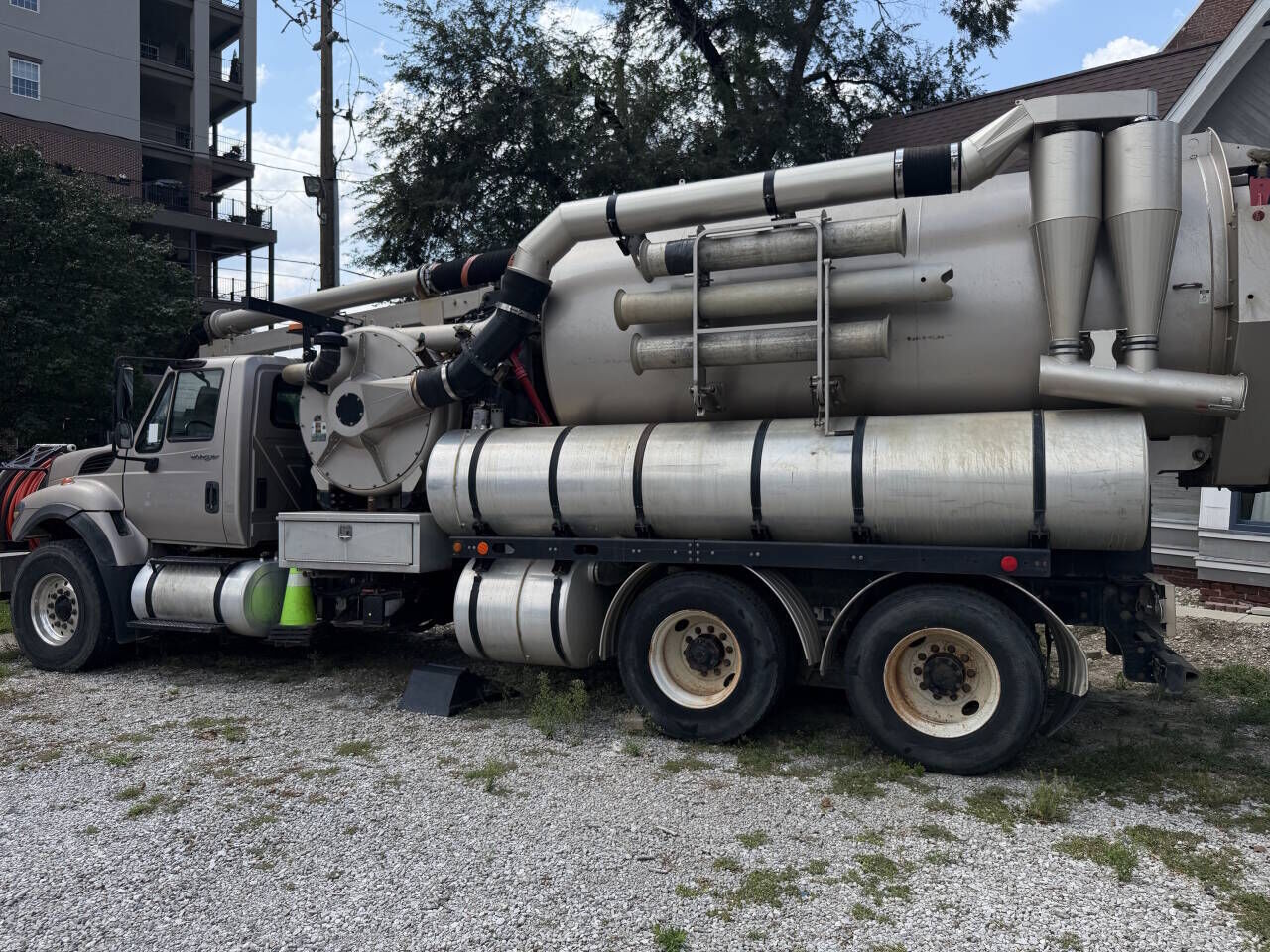 2011 INTERNATIONAL SF637