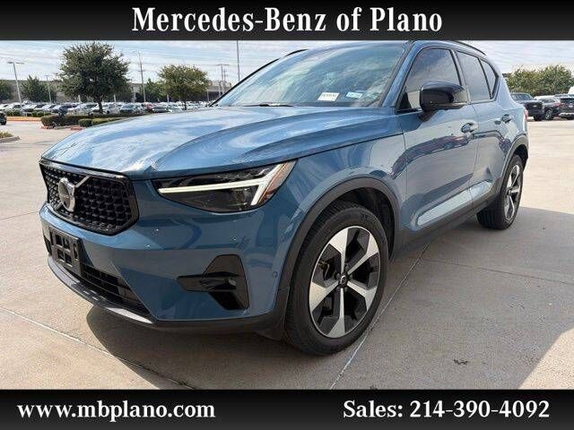 2025 VOLVO XC40