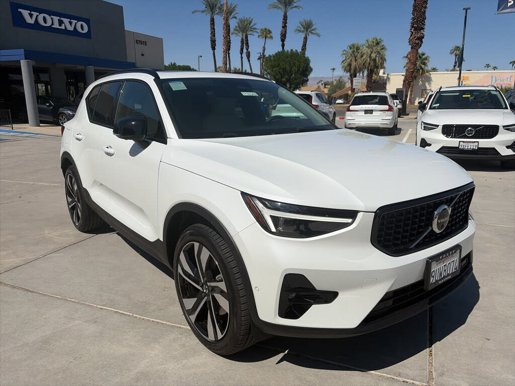 2025 VOLVO XC40