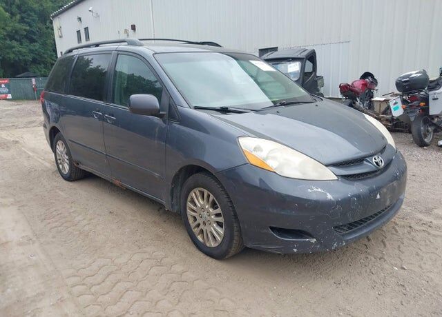 2010 TOYOTA Sienna