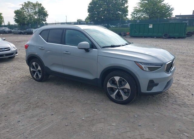 2025 VOLVO XC40