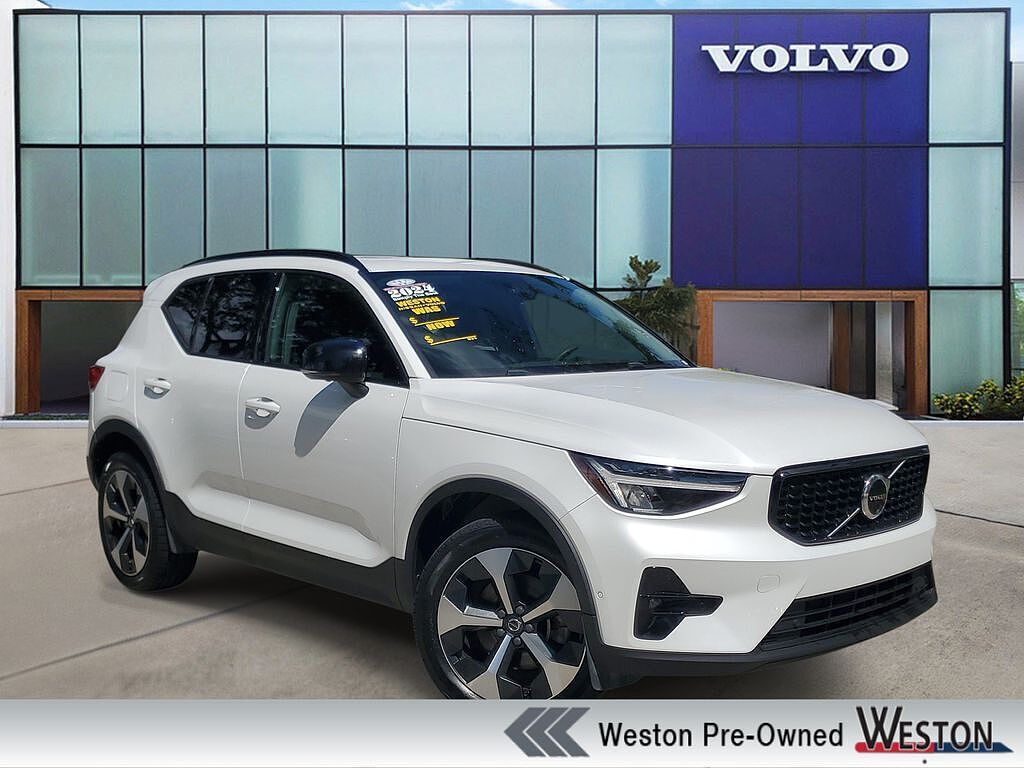2024 VOLVO XC40