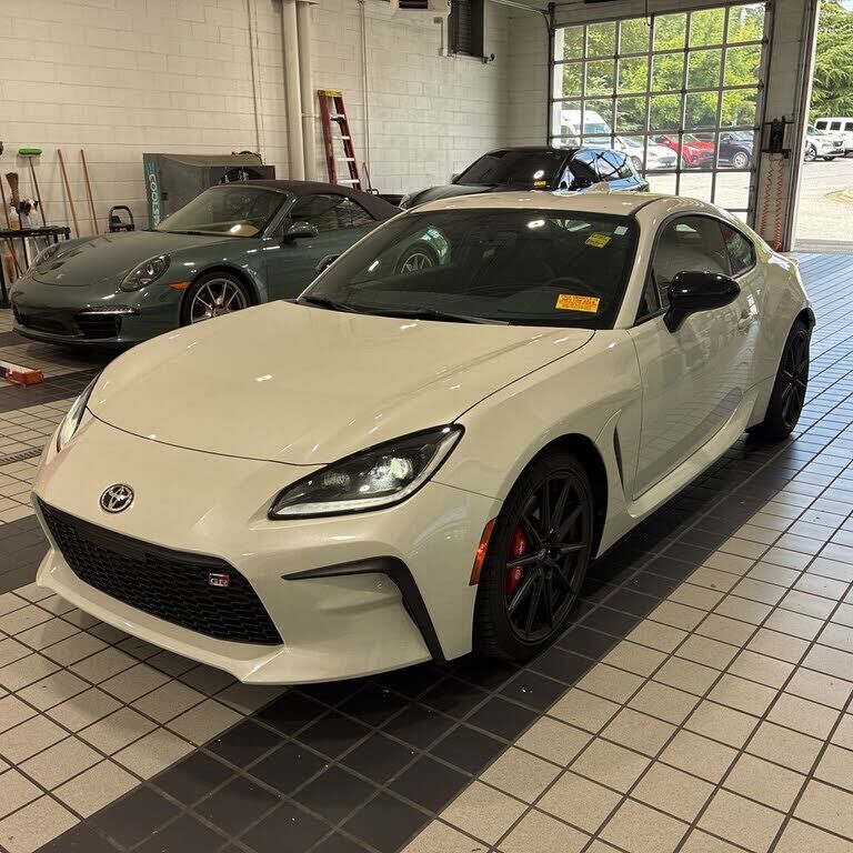 2025 TOYOTA GR86