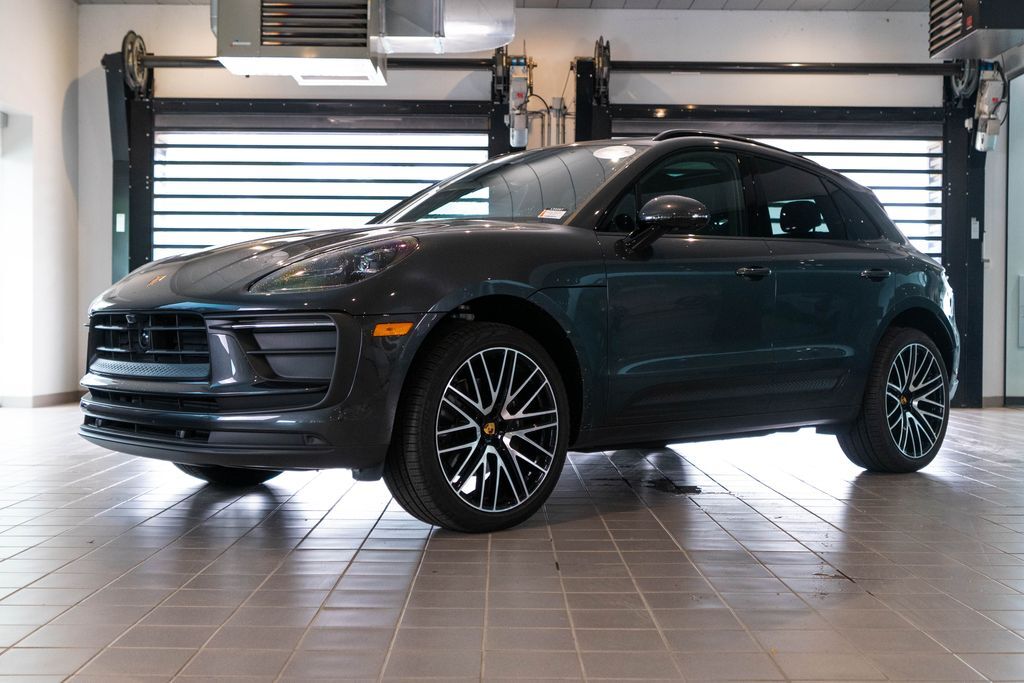 2026 PORSCHE Macan