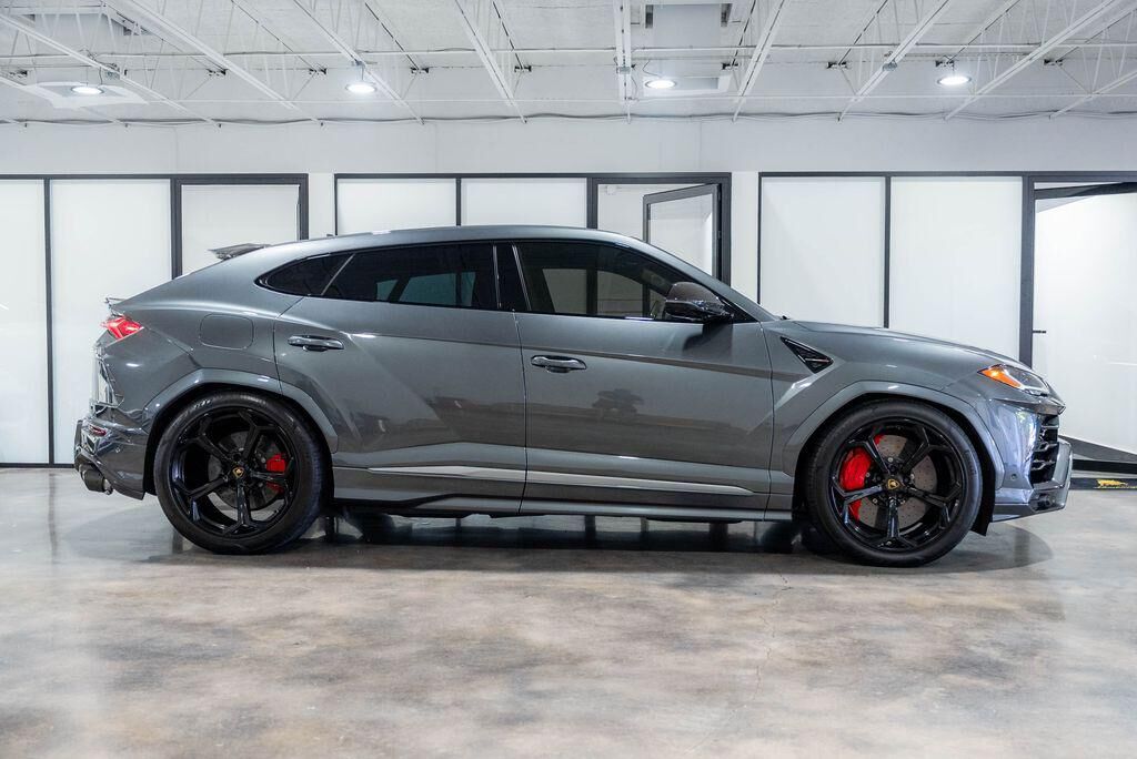 2020 LAMBORGHINI URUS