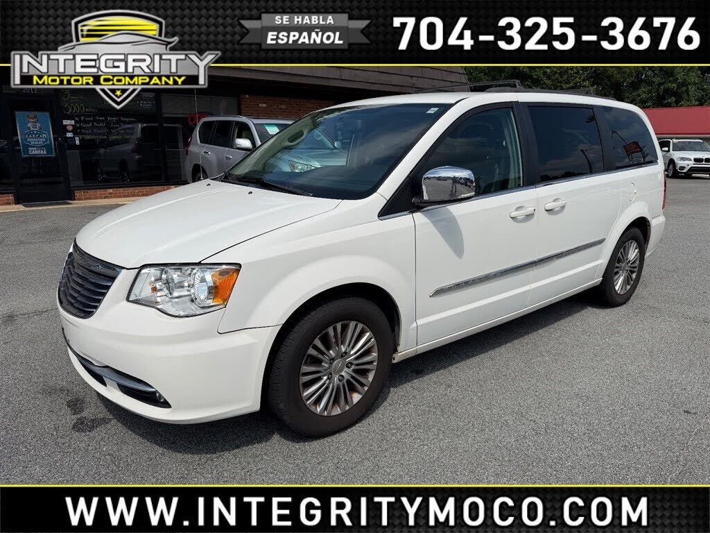 2013 CHRYSLER Town and Country