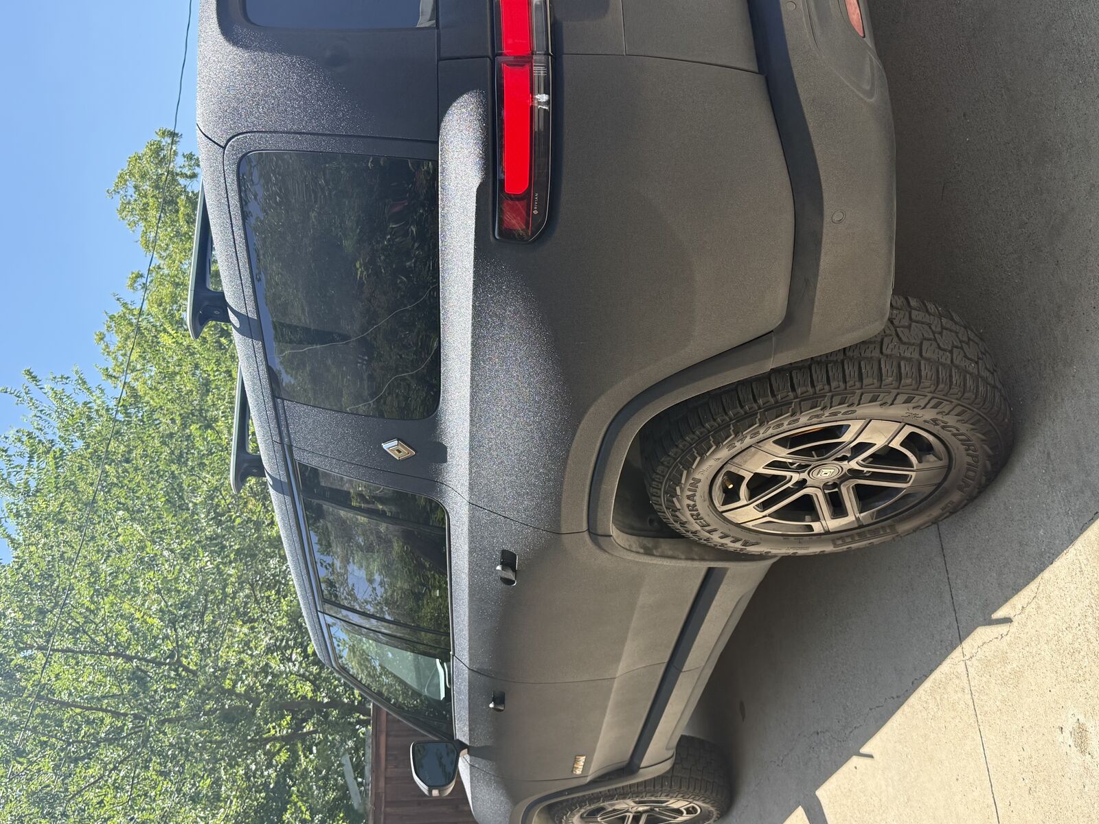 2023 RIVIAN R1S