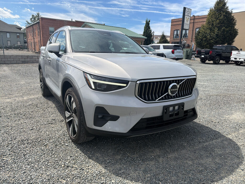 2023 VOLVO XC40