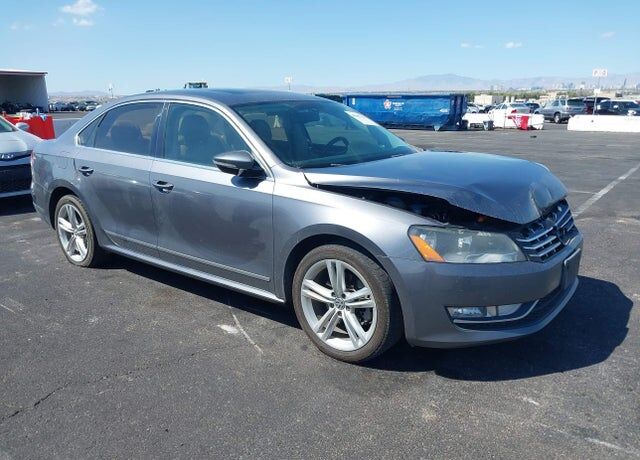 2012 VOLKSWAGEN Passat