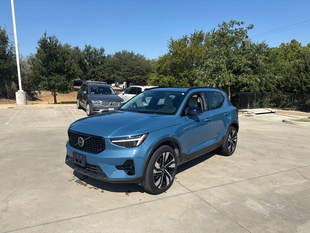 2025 VOLVO XC40