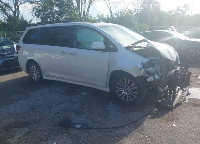 2019 TOYOTA Sienna