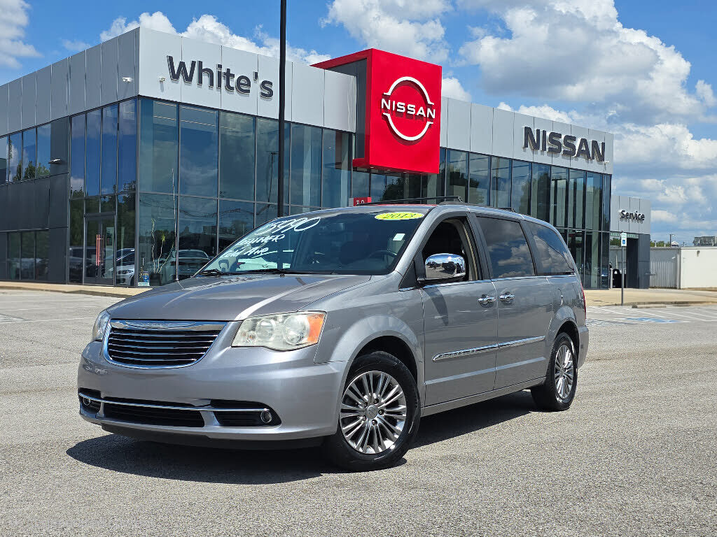 2013 CHRYSLER Town and Country