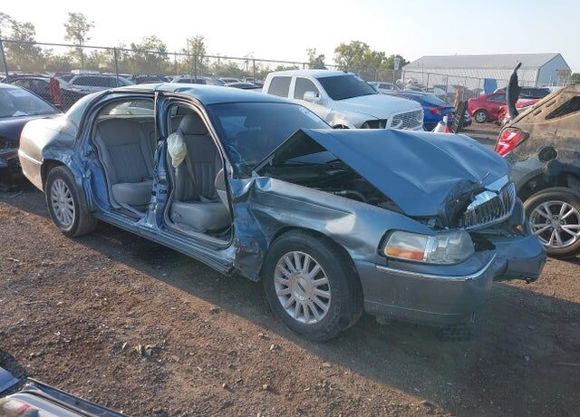 2004 LINCOLN Town Car