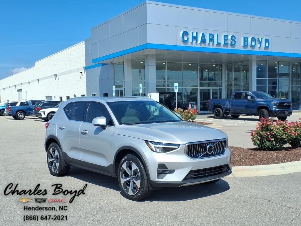 2023 VOLVO XC40