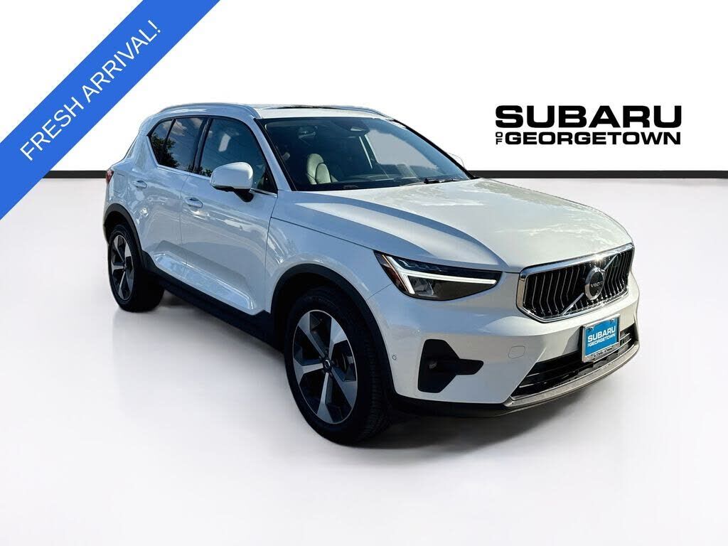 2025 VOLVO XC40