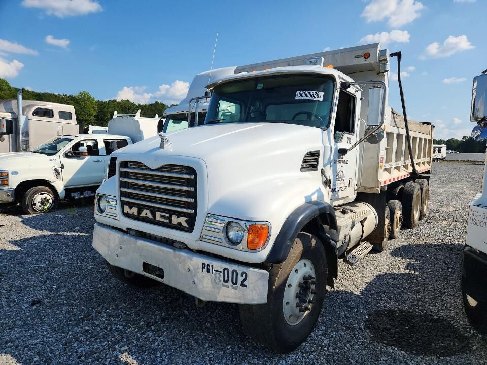 2005 MACK CV