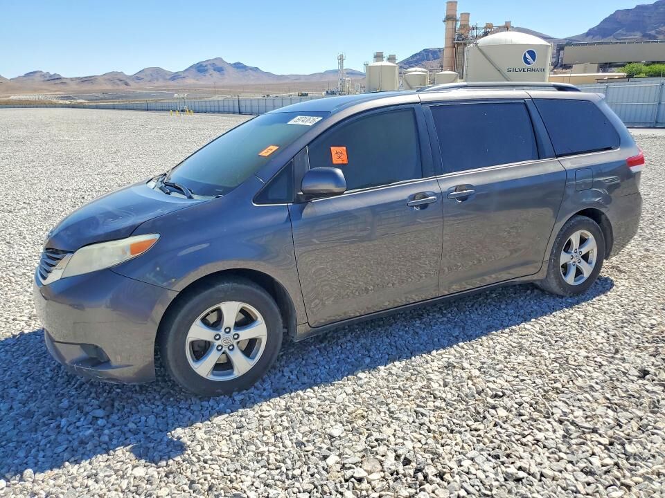 2011 TOYOTA Sienna