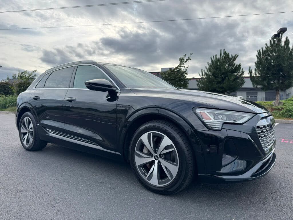 2024 AUDI Q8