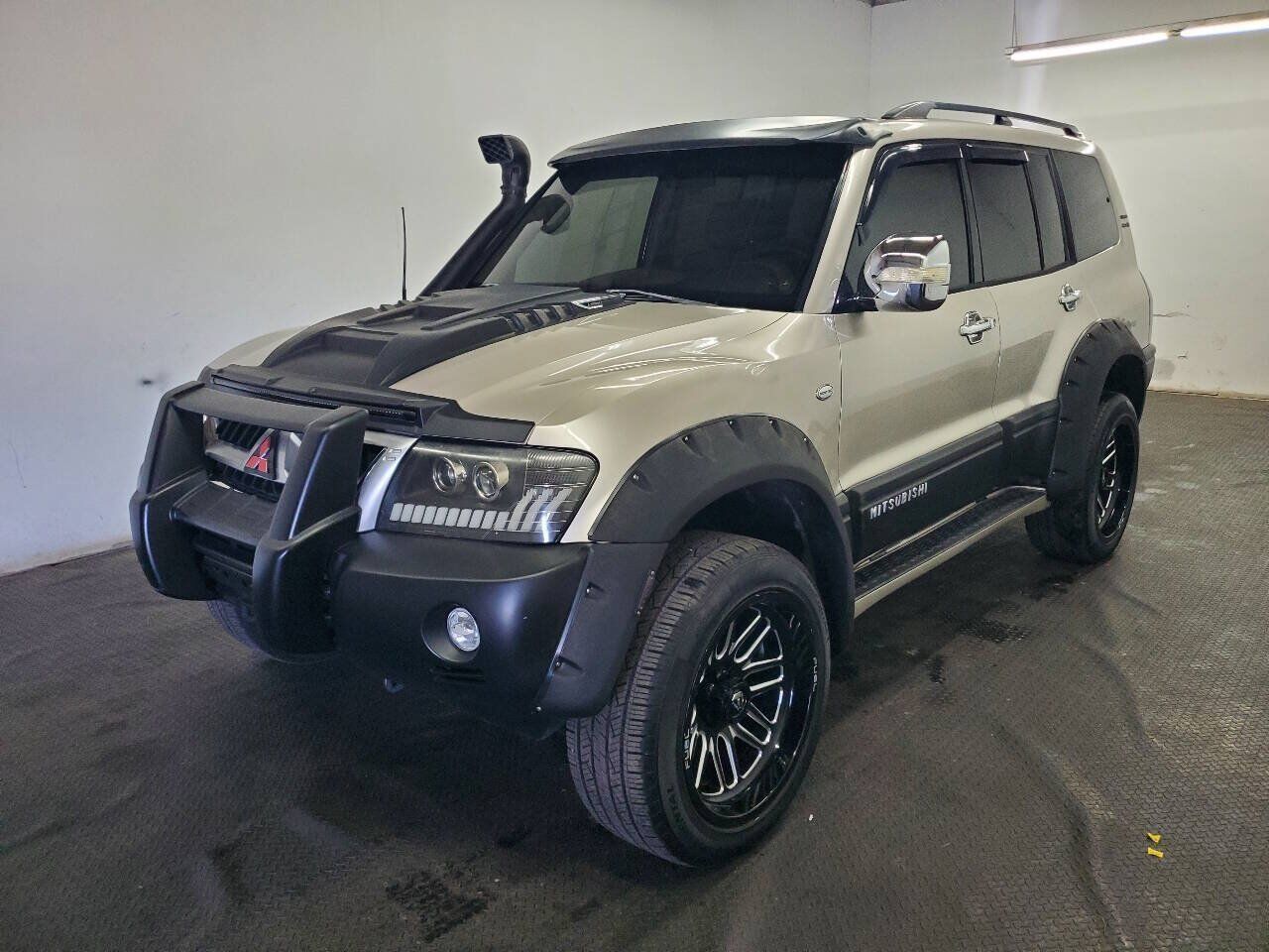 2004 MITSUBISHI Montero