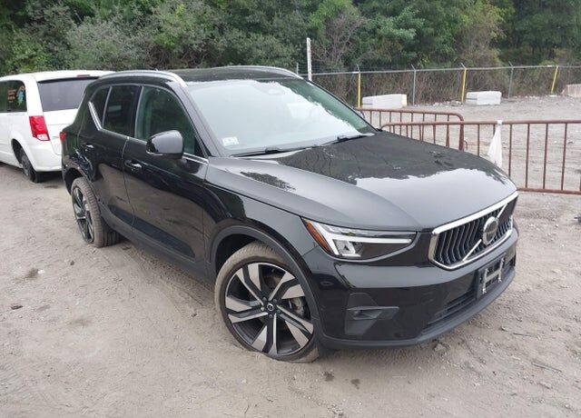 2024 VOLVO XC40
