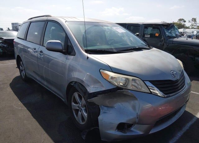 2011 TOYOTA Sienna