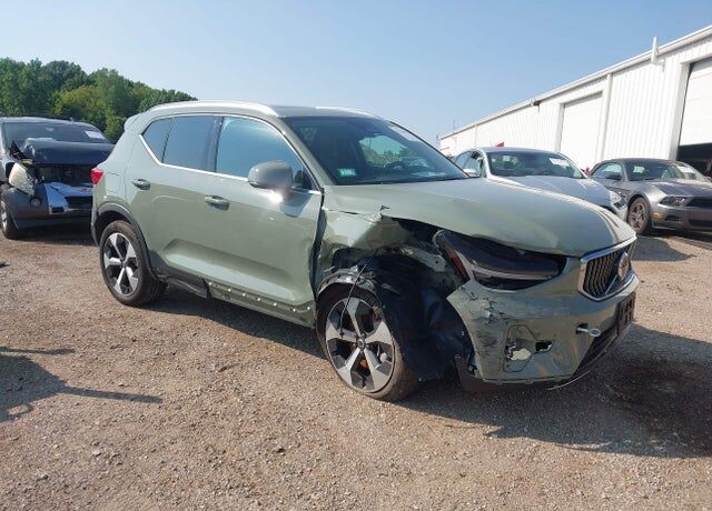 2025 VOLVO XC40