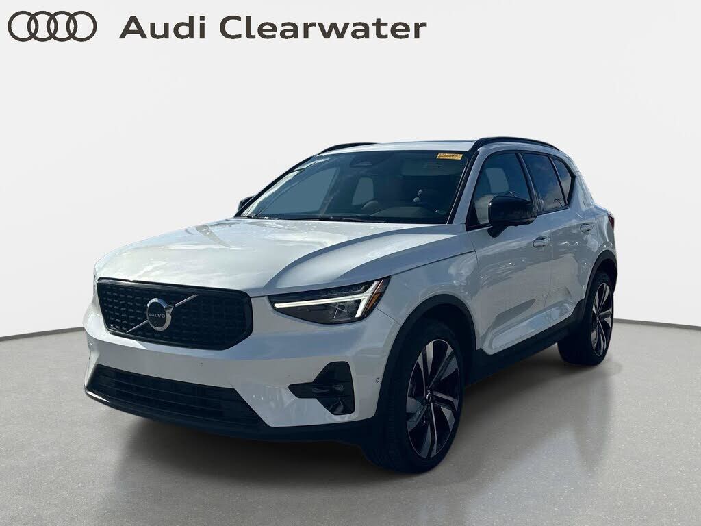 2023 VOLVO XC40