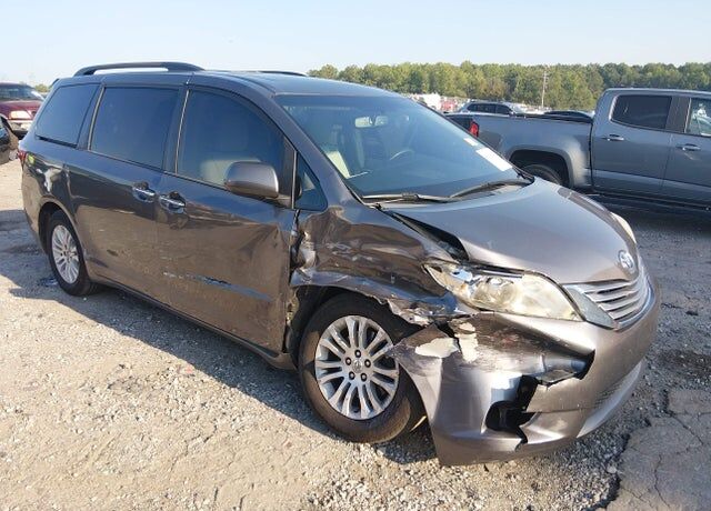 2017 TOYOTA Sienna