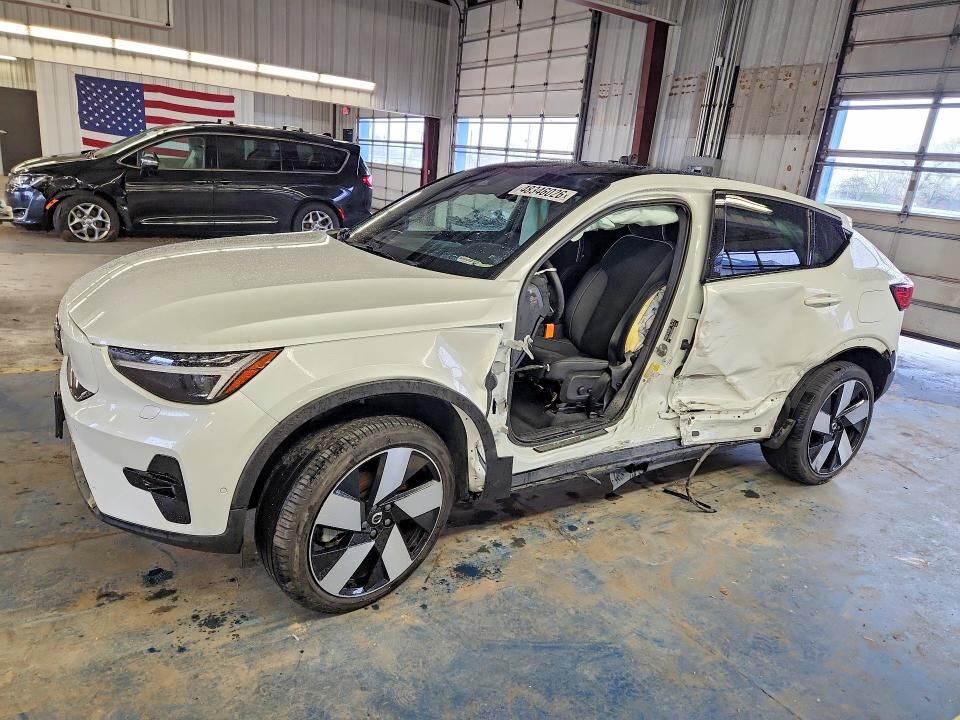 2023 VOLVO C40