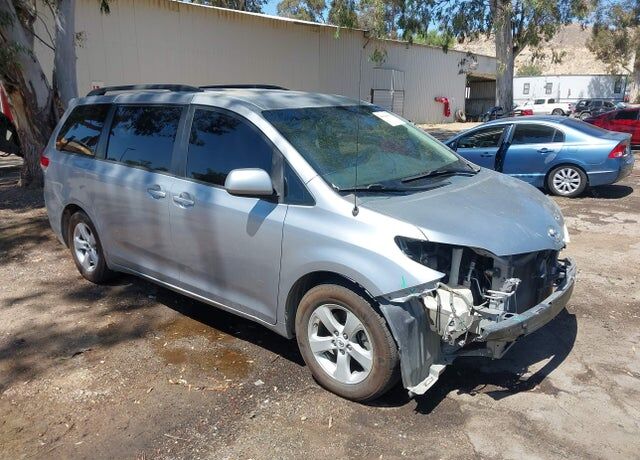 2011 TOYOTA Sienna