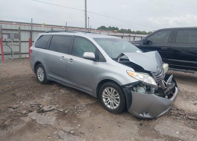 2017 TOYOTA Sienna