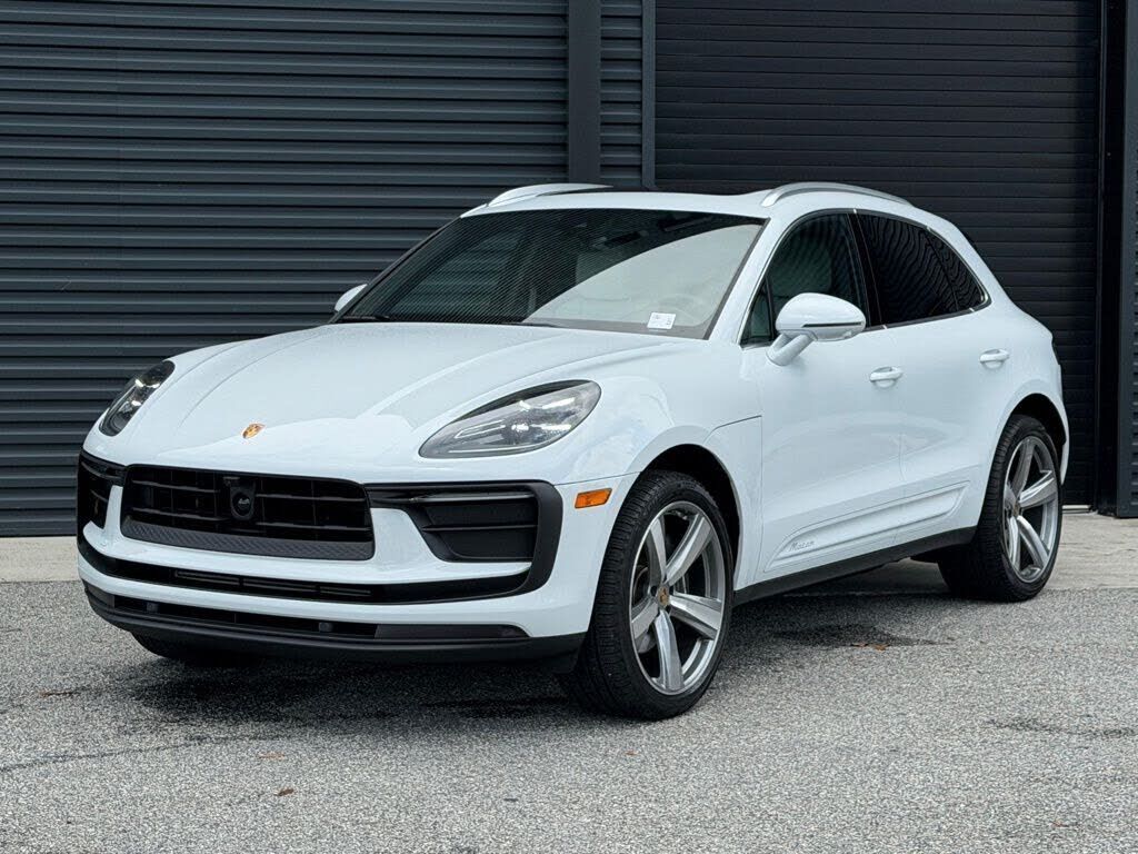 2026 PORSCHE Macan