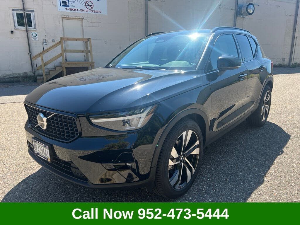 2023 VOLVO XC40