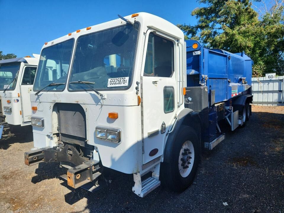 2012 PETERBILT 320