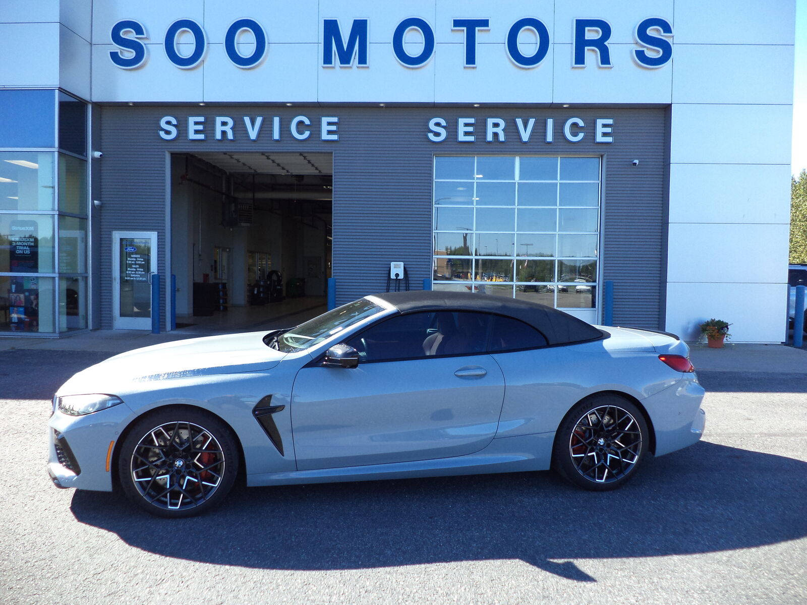2023 BMW M8