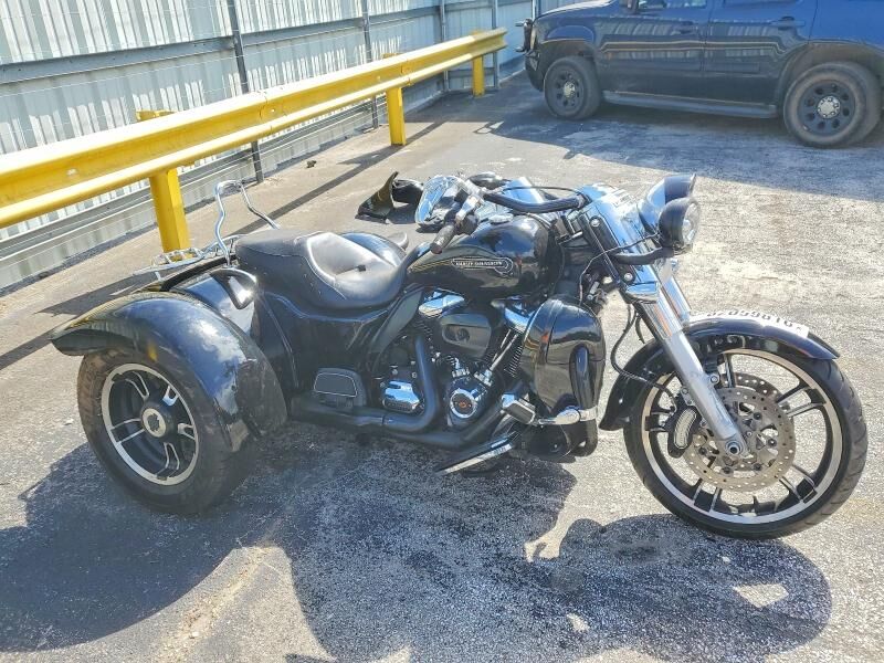 2017 HARLEY DAVIDSON FLRT / Freewheeler
