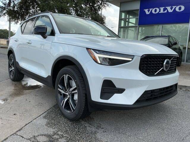 2026 VOLVO XC40