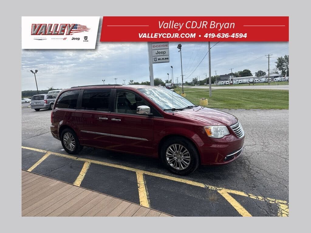 2013 CHRYSLER Town and Country