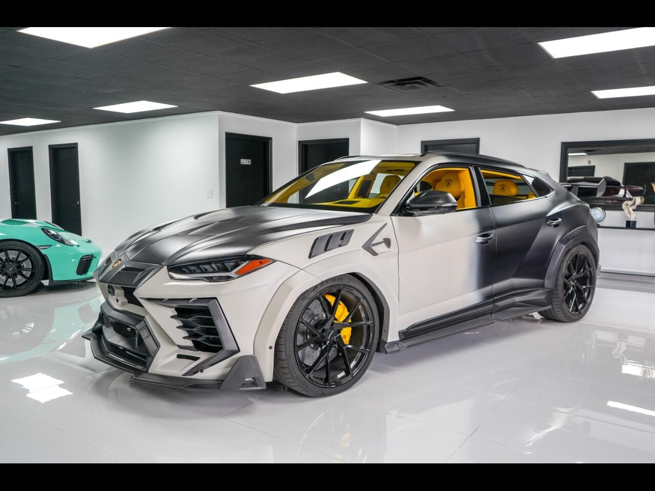 2021 LAMBORGHINI URUS