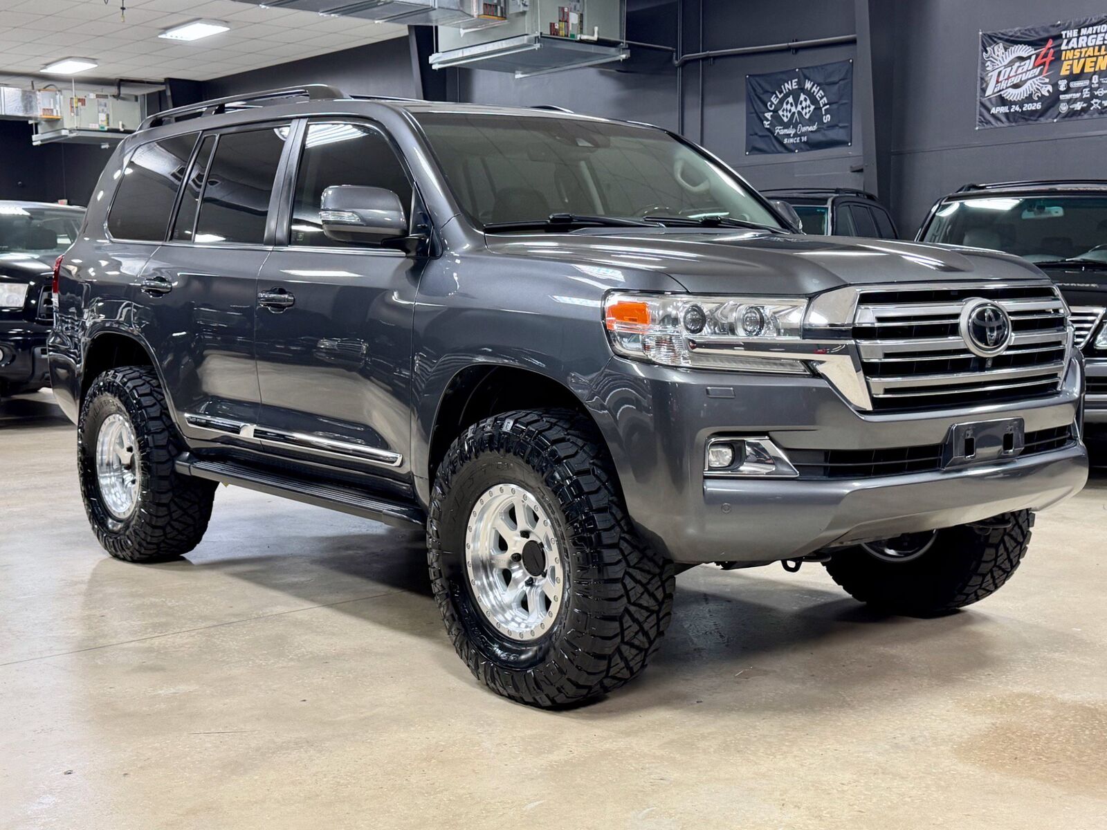 2019 TOYOTA Land Cruiser