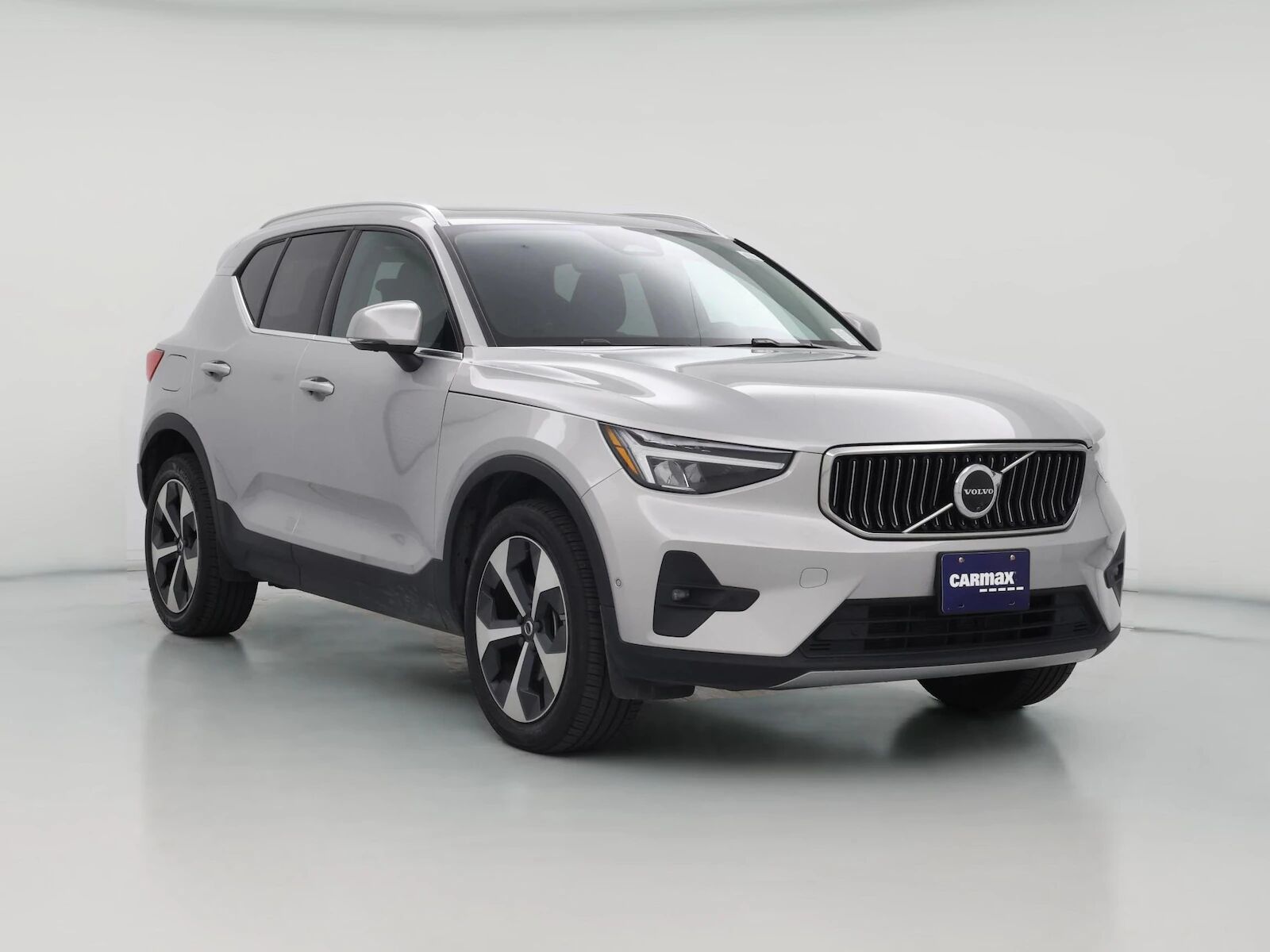 2025 VOLVO XC40