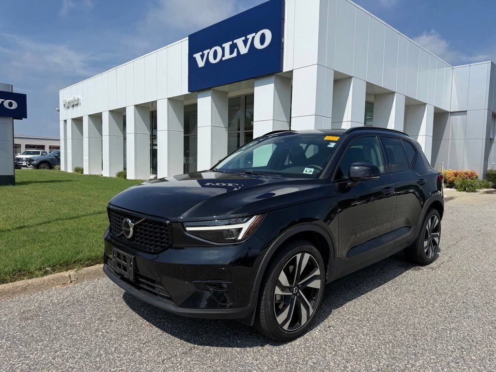 2023 VOLVO XC40