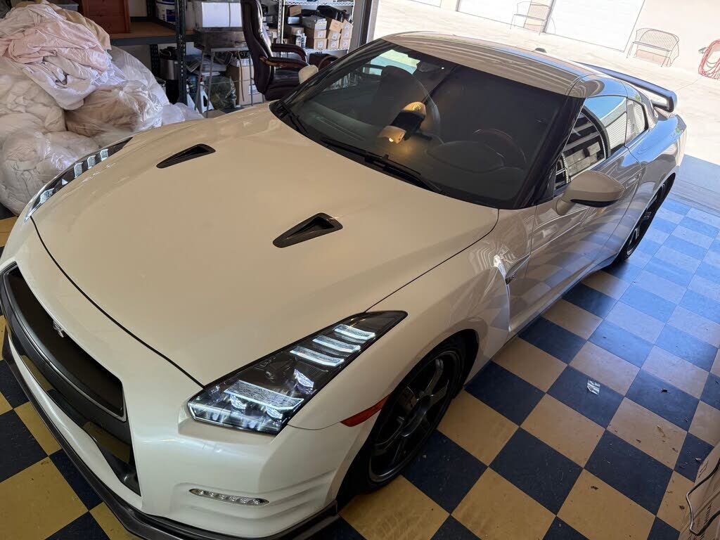 2015 NISSAN GT-R