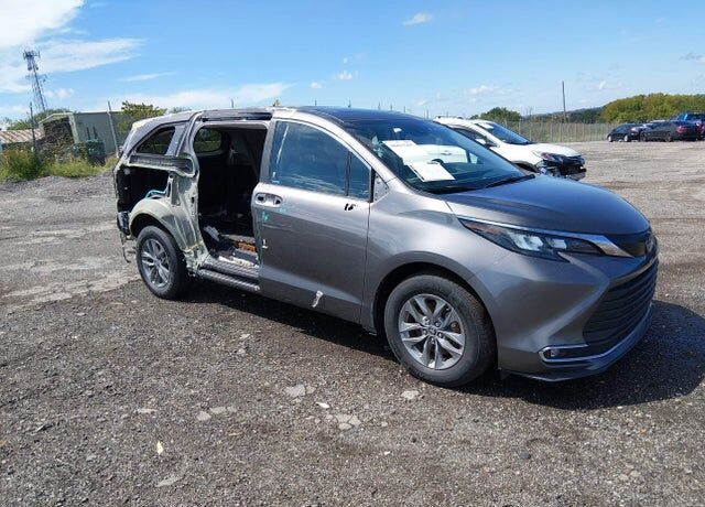 2024 TOYOTA Sienna