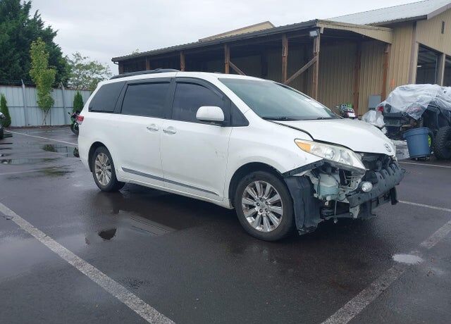 2011 TOYOTA Sienna
