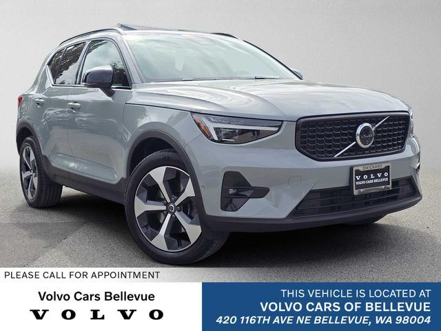 2026 VOLVO XC40