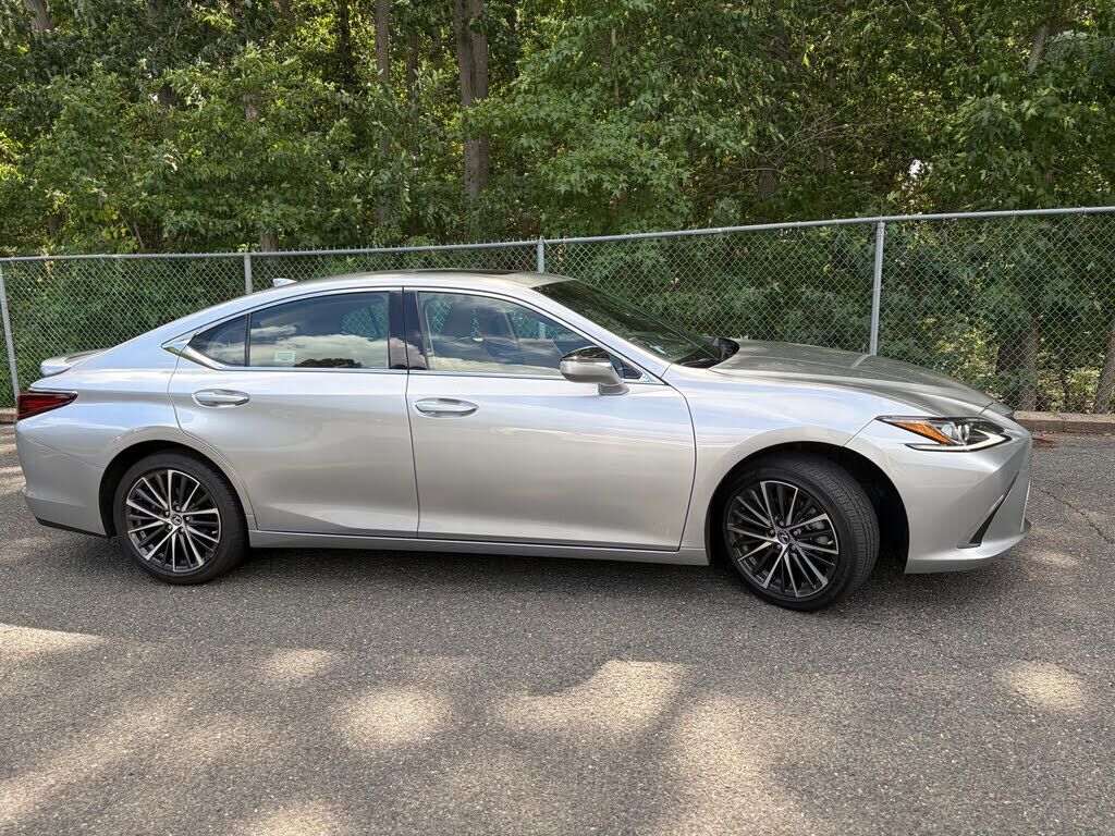 2025 LEXUS ES