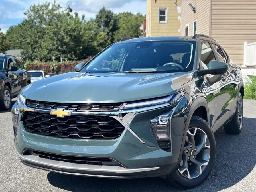 2025 CHEVROLET Trax